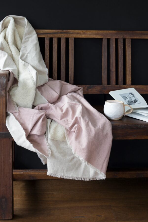 COTTON SHEEP SKIN LOOK MUSHROOM PINK THROW