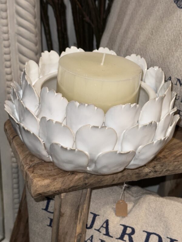 WHITE FLOWER CANDLE HOLDER