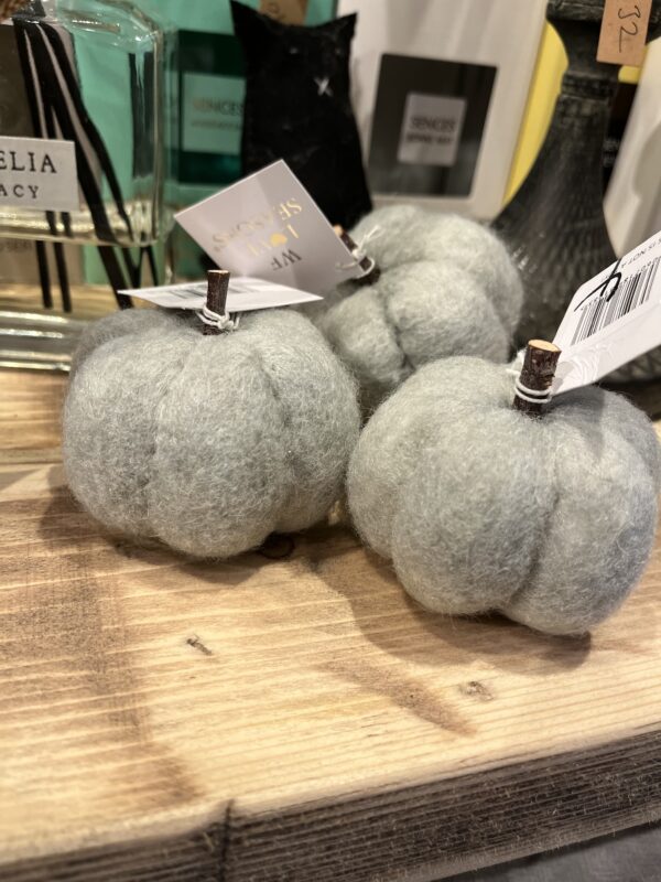 SMALL GREY FELT PUMPKIN